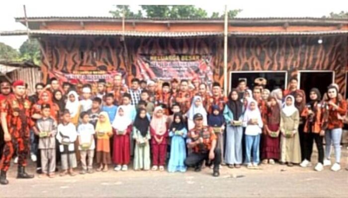 Pemuda Pancasila PAC Serang Baru Bekasi Berbagi Takjil dan Santunan Anak Yatim