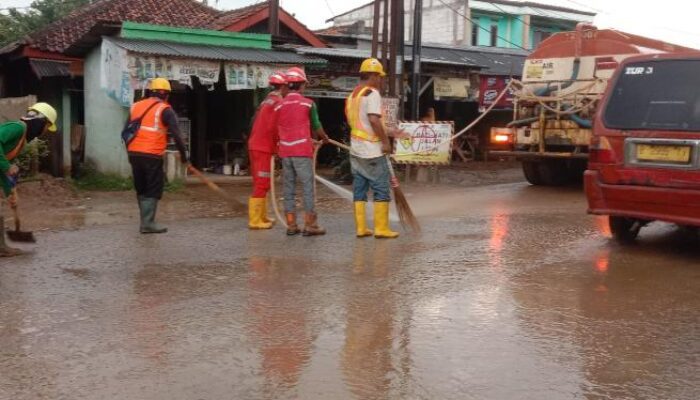 Warga Apresiasi Jalan Dipenuhi Tanah Merah di Serang Baru Bekasi Dibersihkan 