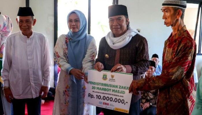 Awali Safari Ramadan, Pj Gubernur Banten Al Muktabar Bagikan Bantuan untuk Anak Yatim dan Marbot