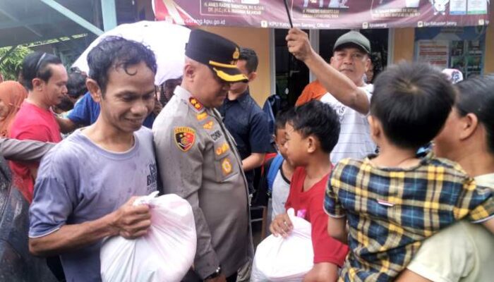 Sambut Bulan Suci Ramadhan 1445 H, Polres Serang Banten Bagikan 200 Paket Sembako dan Kelengkapan Sekolah