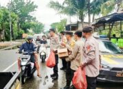 Jelang Buka Puasa, Polsek Cikarang Timur Berbagi Takjil Pengendara di Jalan