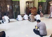 Giat Jum’at Curhat, Kapolsek Compreng dan Bhabinkamtibmas Jalin Komunikasi dengan Warga