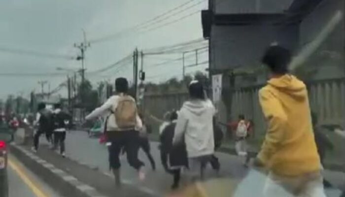 Viral di Medsos, Aksi Brutal Pelajar SMP di Cikarang Barat Bekasi Tawuran Gunakan Senjata Tajam