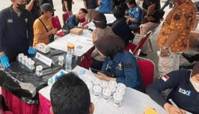 Tim Dokkes dan Satresnarkoba Polresta Serang Banten Lakukan Tes Urine Dadakan di Terminal Pakupatan Serang untuk Pastikan Sopir Tak Pakai Narkoba