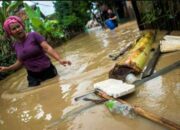 BPBD Berikan Bantuan Beras untuk Korban Banjir di Lebak Banten