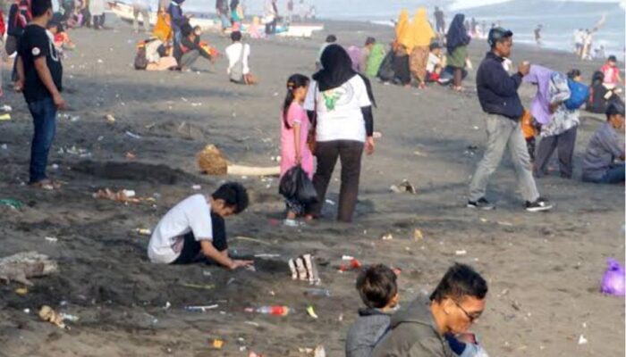 Waduh..!!! Sampah Berserakan di Tempat Wisata Tanjung Pakis