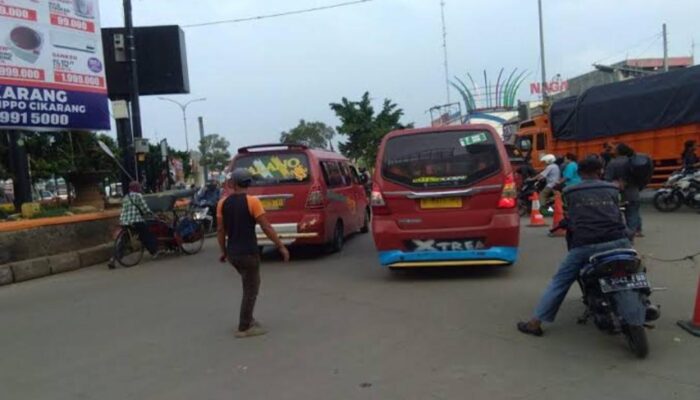 Semrawut! Sopir Ambulan Keluhkan Susah Lewat Jalan Persimpangan SGC Bekasi, Kemana Dishub?