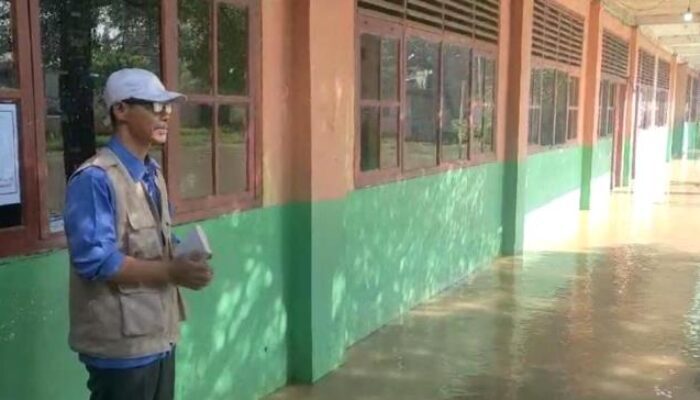 Sekolah Terendam Banjir, Siswa MTs At Taqwa 11 Tambun Utara Ujian dari Rumah Masing-masing