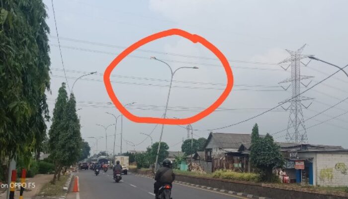 Breaking News! Sangat Berbahaya, Tiang PJU di Cikarang Bekasi Nyaris Roboh Dibiarkan