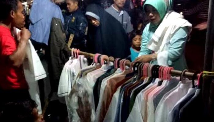 Obral Baju Malam Takbiran Mulai Rp25,000, Pasar Cikarang Bekasi Dibanjiri Pembeli
