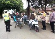 Disangka Razia Lantas, Ternyata Polsek Setu Bagikan Takjil Gratis Pengguna Jalan