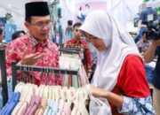 Pj Bupati Bekasi Ajak Anak Yatim Belanja Baju Lebaran di Pasar Bekasi
