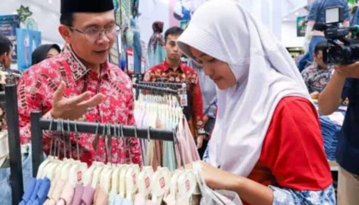 Pj Bupati Bekasi Ajak Anak Yatim Belanja Baju Lebaran di Pasar Bekasi