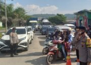 Jalur Wisata Anyer Padat, Petugas Putar Balik Wisatawan di JLS Kota Cilegon