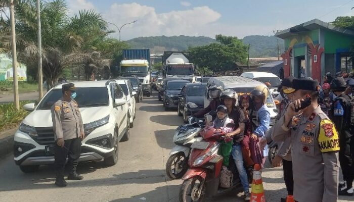 Jalur Wisata Anyer Padat, Petugas Putar Balik Wisatawan di JLS Kota Cilegon