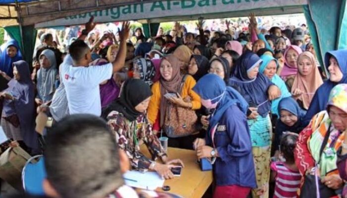 Warga Cikarang Selatan Bekasi Berdesakan untuk Dapatkan Infak Rp50 Ribu dari Pengusaha