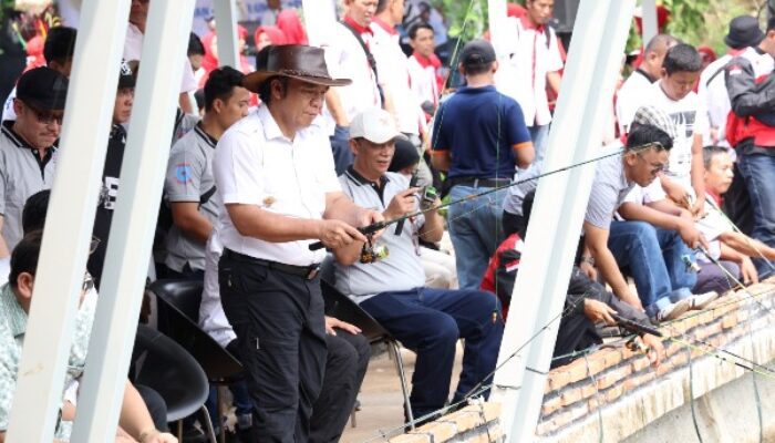 Peringati May Day 2024, Pj Gubernur Banten Al Muktabar Mancing Bersama Buruh