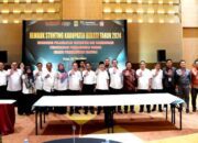 Pj Bupati Bekasi Beri Penghargaan untuk Puskesmas dan Kader Posyandu Terbaik