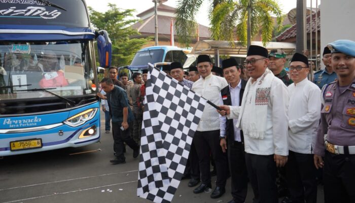 Lepas 432 Calon Jemaah Haji Cilegon, Wali Kota Helldy Beri Uang Saku dan Berpesan Siapkan Fisik dan Mental