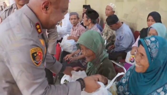 Kapolres Serang Banten Silaturahmi dan Bakti Sosial dengan Penggali Kubur dan Ibu-Ibu Lansia