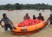 Terjang Genangan Air Gunakan Perahu Karet, Polisi dan TNI di Serang Banten Kirim Sembako untuk Korban Banjir