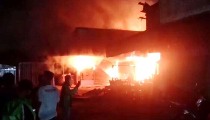 Breking News..!!! Kebakaran di Pasar Lama Cikarang Bekasi, 5 Unit Toko Dilalap Api