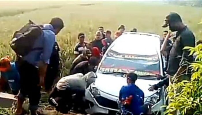 Akibat Setir Bermasalah, Minibus Terjun ke Sawah di Cabangbungin Bekasi