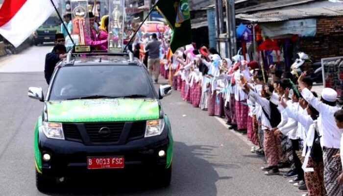 Sambut Kemenangan Kafilah MTQ ke-38, Ribuan Warga Bekasi Antusias Ikuti Arak-Arakan Piala Juara Umum