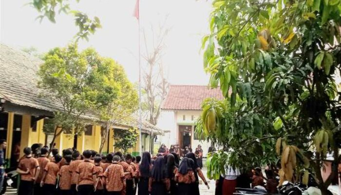 SDN Sindangsari 04 Cabangbungin Bekasi Upacara Peringati Hardiknas Motivasi Majukan Pendidikan Indonesia
