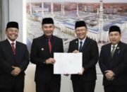 Pj Gubernur Jabar Bey Machmudin Serahkan SK Perpanjangan Pj Bupati Bekasi kepada Dani Ramdan