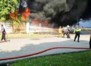 Gudang Pabrik Produksi Plastik di Desa Cicau Cikarang Bekasi Ludes Dilalap Api