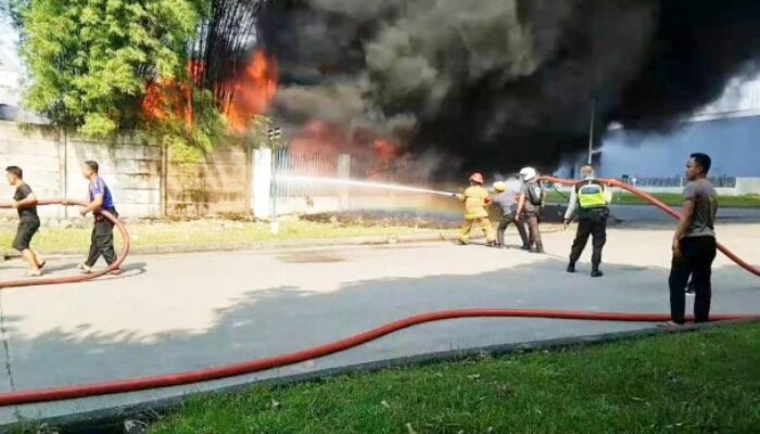 Gudang Pabrik Produksi Plastik di Desa Cicau Cikarang Bekasi Ludes Dilalap Api