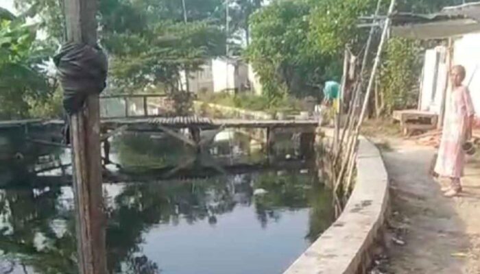 Sungai Irigasi di Sukamantri Bau dan Berubah Warna, Diduga Tercemar Limbah Pabrik
