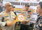 Hari Bhayangkara Ke-78 tahun 2024, Guru Mengaji di Serang Banten Terima Bantuan Kunci Bedah Rumah dari Kapolres