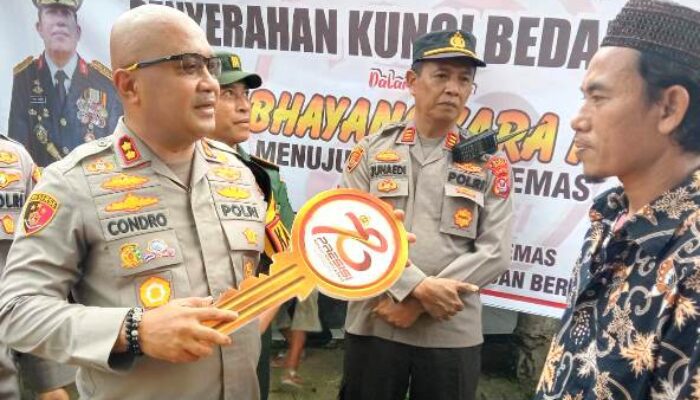 Hari Bhayangkara Ke-78 tahun 2024, Guru Mengaji di Serang Banten Terima Bantuan Kunci Bedah Rumah dari Kapolres
