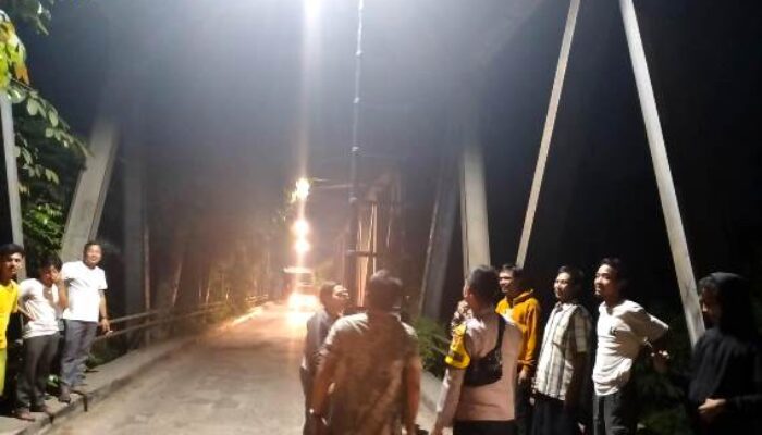 Kapolres Serang Banten Lakukan Pemasangan Lampu Penerangan Jalan Umum untuk Masyarakat