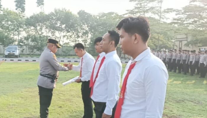 Kapolres Serang Pimpin Upacara Pemberian Penghargaan Kepada Personel Berprestasi