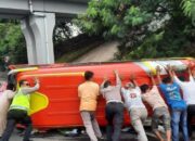 Mobil Travel Kecelakaan di Tol Tangerang-Merak KM 41, 8 Penumpang Terluka
