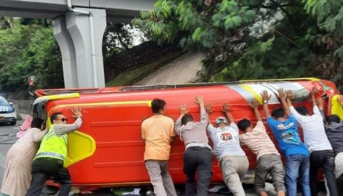 Mobil Travel Kecelakaan di Tol Tangerang-Merak KM 41, 8 Penumpang Terluka