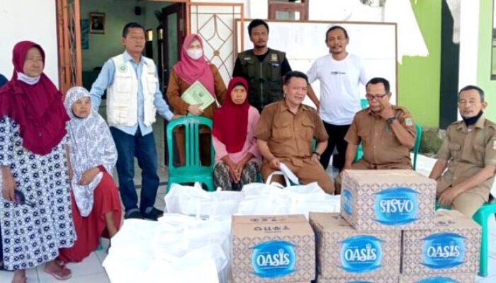 Peduli Lansia, Dinas Sosial Kabupaten Bekasi Salurkan Bantuan 20 Paket Sembako