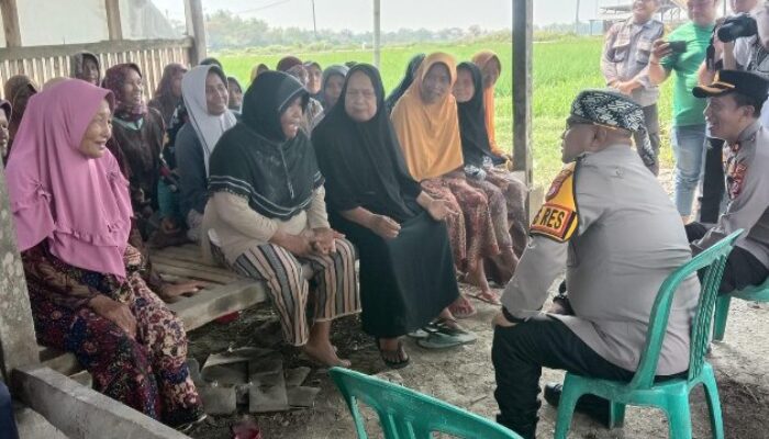 Kapolres Serang Banten Sambangi Emak-Emak Buruh Tani dan Berikan Bantuan Sembako