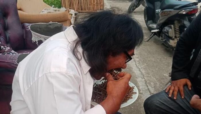 Wow! Pria Asal Bekasi Ini Gemar Kunyah Paku Bagaikan Makan Nasi