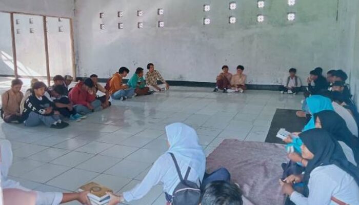 Miris, Tak Ada Meja Kursi, Siswa di Yayasan IMAN Muara Gembong Bekasi Belajar di Lantai Beralas Karpet