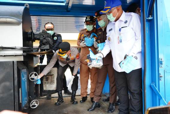 Kapolres Cilegon AKBP Kemas Indra Natanegara sedang memasukkan sabu sebanyak 30 kilogram yang akan dimusnahkan menggunakan mesin incinerator milik BNN Pusat, disaksikan oleh Wali Kota Cilegon Helldy Agustian serta Kajari Kota Cilegon Diana Wahyu Widiyanti. (Foto : Daeng Yusvin)