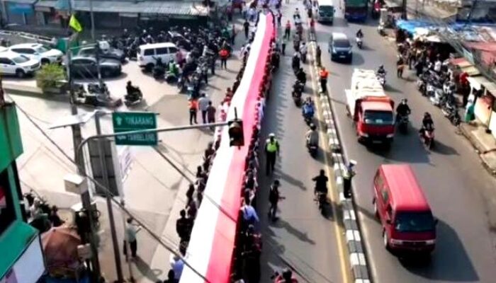 Bendera Merah Putih 79 Meter Dibentangkan, Ratusan Peserta Ramaikan Kirab dan Pawai Budaya