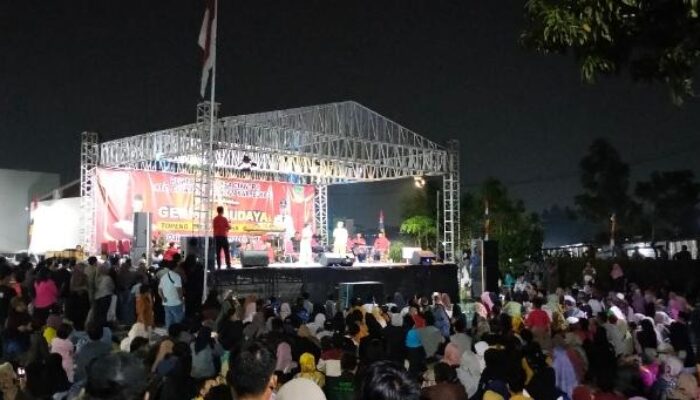 Topeng Betawi Mandra Meriahkan Puncak Perayaan HUT RI Desa Ciantra Cikaran Selatan Bekasi