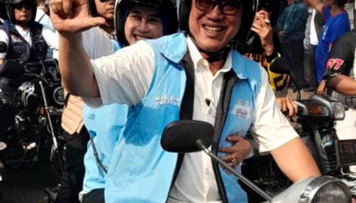 Daftar ke KPU Cilegon, Isro-Uyun Naik Jepp, Helldy Ajak Istri Naik Vespa