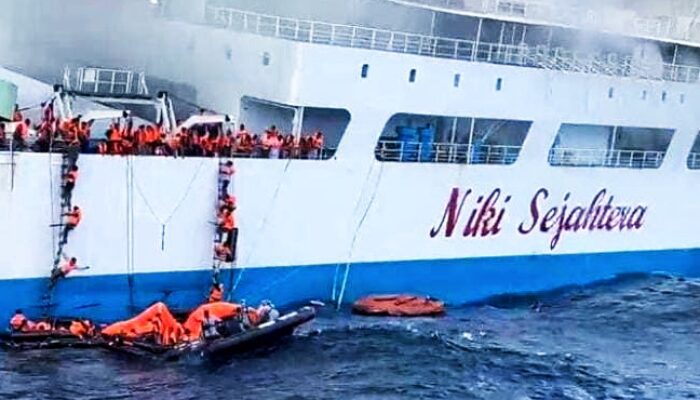 KM Niki Sejahtera Terbakar di Perairan Masalembo, 125 Penumpang Dievakuasi Bakamla