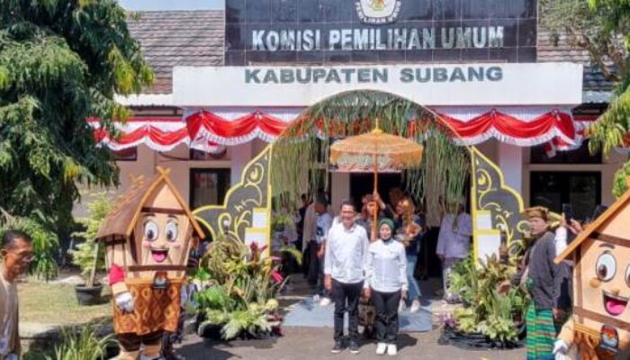 Hari Pertama, Paslon Asep-Lina Daftar ke KPU Kabupaten Subang Disambut ‘Tarian Galura’