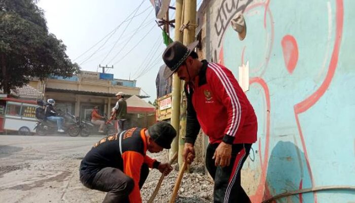 Jaga Kebersihan Lingkungan, Kades Burangkeng Tanamkan ke Warga Rajin Kerja Bakti dan Gotong-Royong